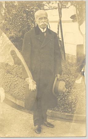 Rui Barbosa, em 1916, no jardim de sua residência, atual Museu Casa de Rui Barbosa.  Original é um cartão-postal emulsionado, cuja foto está manchada, sépia, que pertenceu a Antônio Joaquim da Costa.